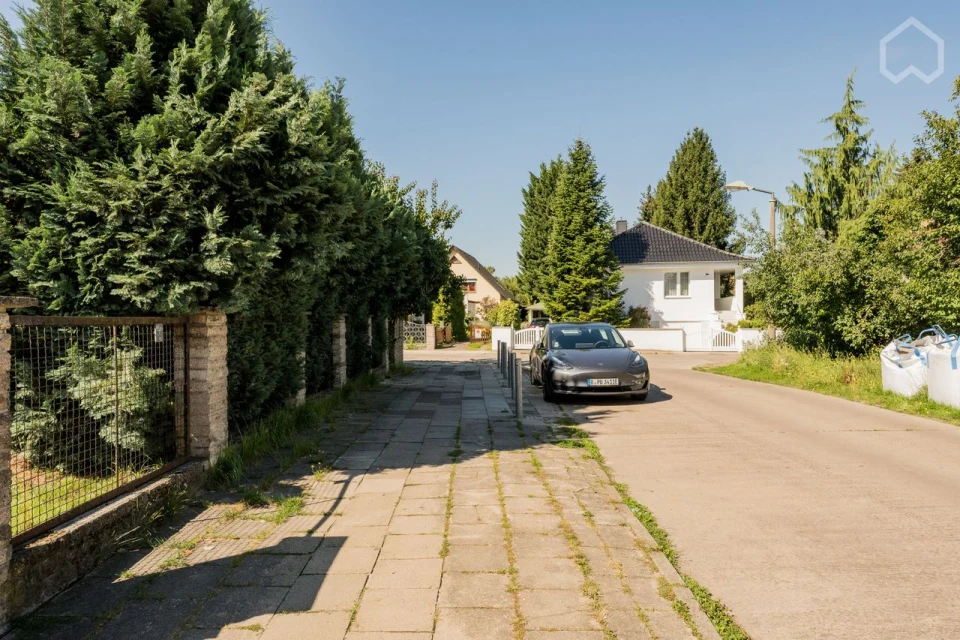Möblierte Doppelhaushälfte mit Privatgarten und Sauna in Berlin-Pankow